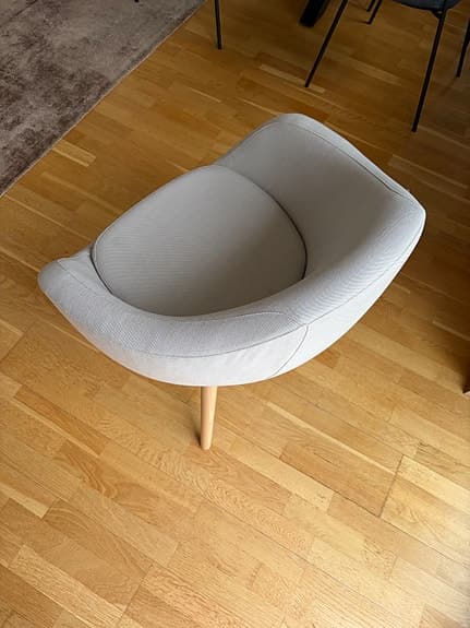 Beige / Benvit stol