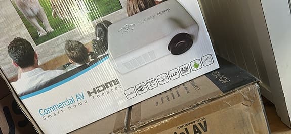 Ny projektor, duk 72” & högtalarsystem