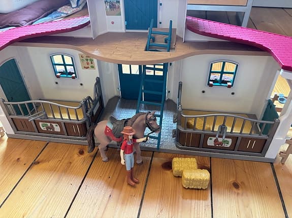 Schleich häststall med häst och figur