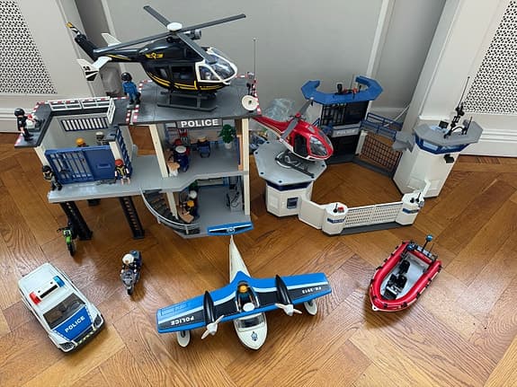 Playmobil 2x polisstation med båt, 2x helikopter, polisbil, polis motorcykel, bå