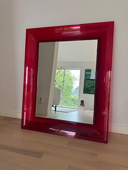 Kartell spegel med bred röd ram