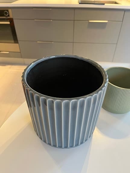 Moderna ribbade blomkrukor i grönt och blått