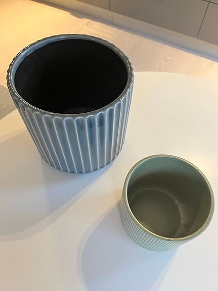 Moderna ribbade blomkrukor i grönt och blått