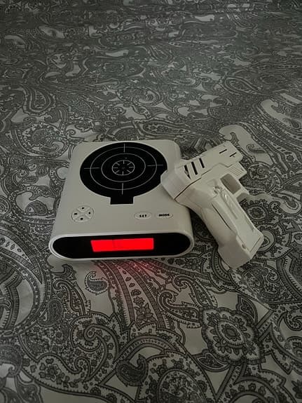 Väckarklocka med laserpistol & måltavla – superrolig och unik ⏰🎯