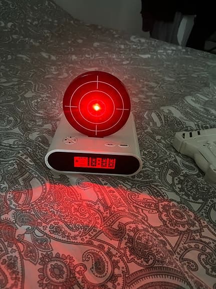 Väckarklocka med laserpistol & måltavla – superrolig och unik ⏰🎯