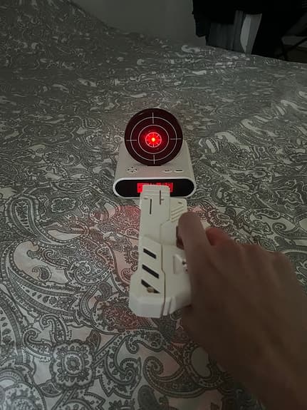 Väckarklocka med laserpistol & måltavla – superrolig och unik ⏰🎯