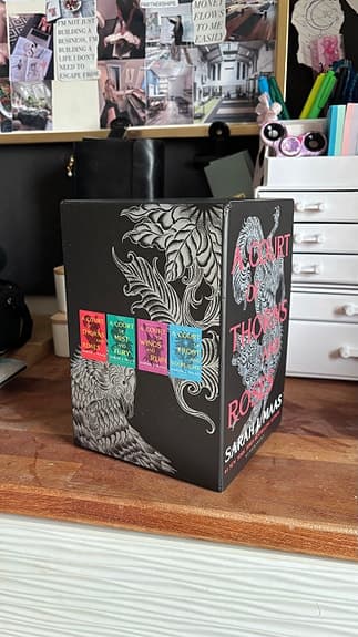Fantasy bokserie i illustrerad samlarbox