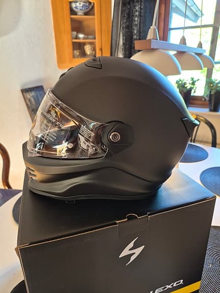 Mc hjälm. Scorpion EXO-covert FX Solid. Aldrig använd.