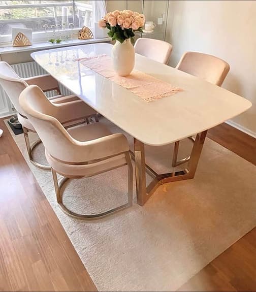 Lyxig matgrupp i beige & guld – modern design