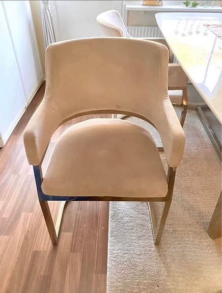 Lyxig matgrupp i beige & guld – modern design