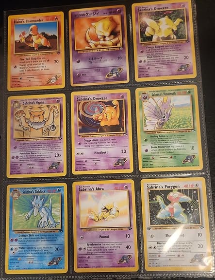 Pokémonkort samling med tränarkort och holografiska kort