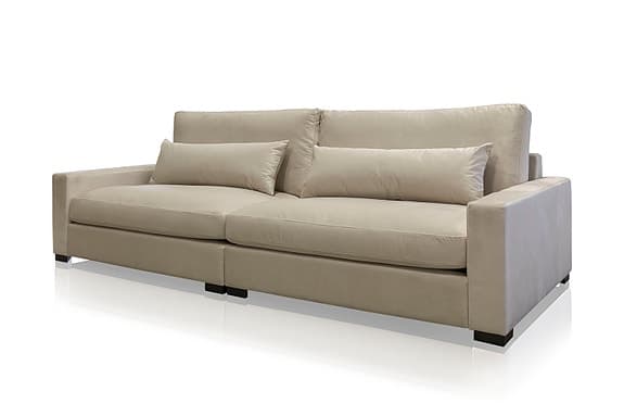 Ljusbeige 4-sits soffa i sammet med raka armstöd.