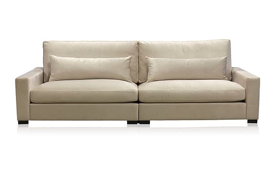 Ljusbeige 4-sits soffa i sammet med raka armstöd.