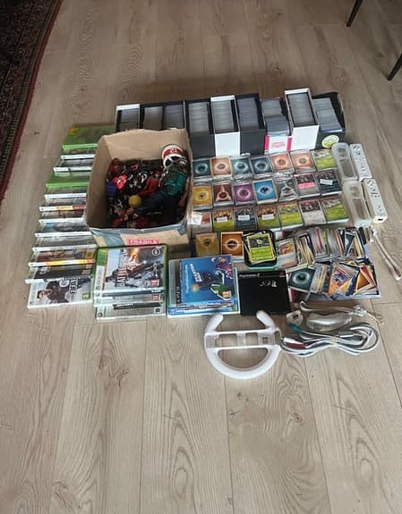 Stor låda med Xbox, PS3, PS4, Wii-spel, Pokémonkort och leksaker