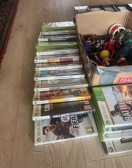 Stor låda med Xbox, PS3, PS4, Wii-spel, Pokémonkort och leksaker