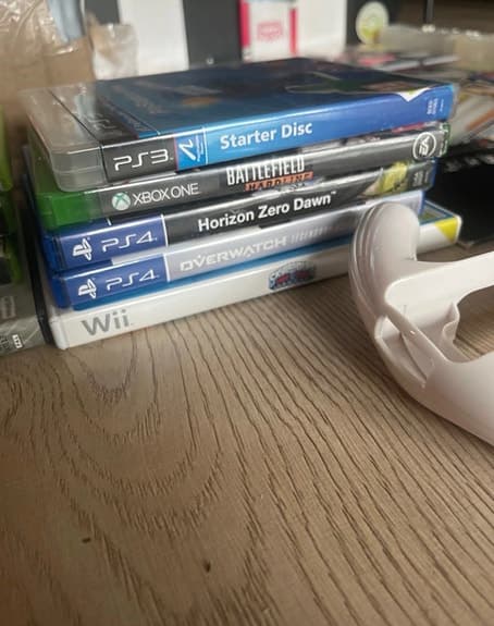 Stor låda med Xbox, PS3, PS4, Wii-spel, Pokémonkort och leksaker