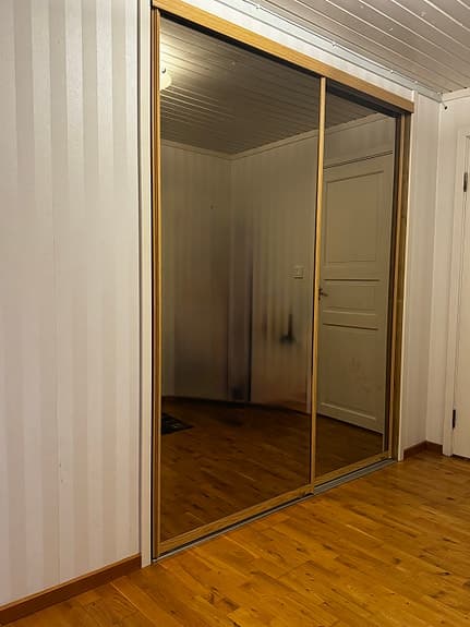 Garderobsdörr med spegelglas