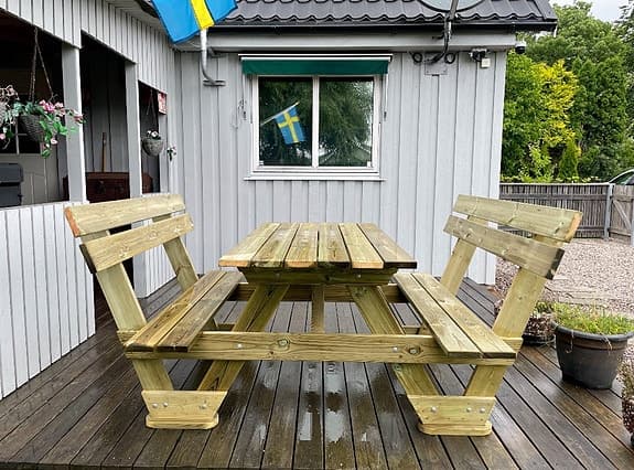 Trädgårdsbord med integrerade stolar och ryggstöd