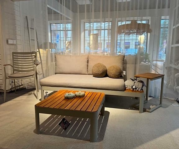 Set utemöbler i teak/aluminium för den lilla altanen.