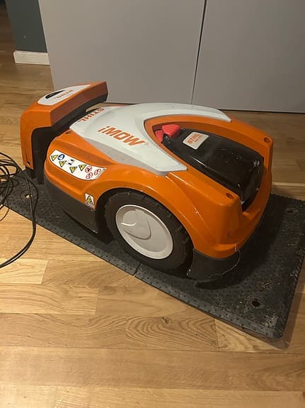 Stihl iMow robotgräsklippare med laddstation