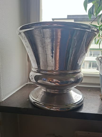 En stor kruka silbför växter/blommor