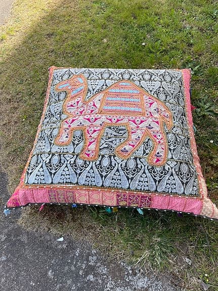 Stor sittkudde, broderad på svart bomullstyg