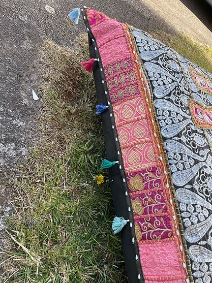Stor sittkudde, broderad på svart bomullstyg