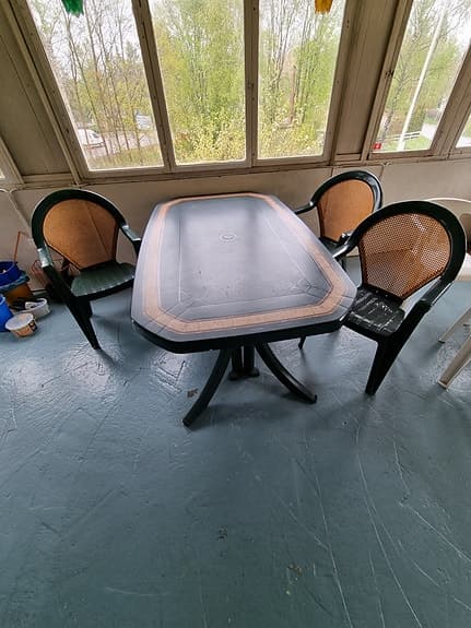 Trädgårdsbord med 3 stolar i plast rottingdetaljer