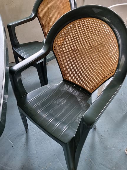 Trädgårdsbord med 3 stolar i plast rottingdetaljer