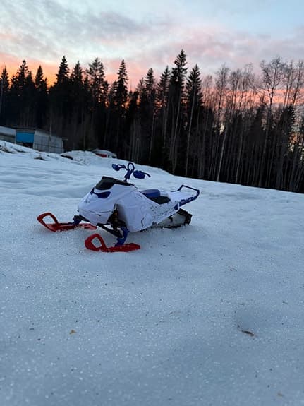 Leksaksskoter vit/blå med röda medar