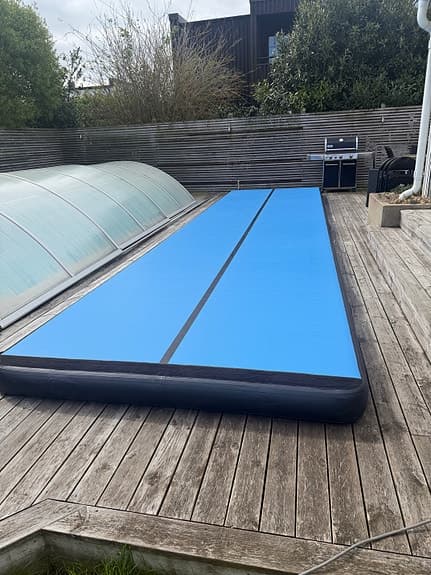 Blå airfloor / airtrack 2x8m med pump och skydd.