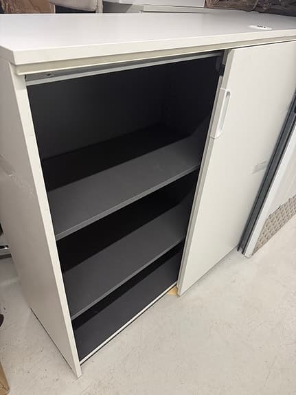 Stort skåp med skjutdörr och hyllplan