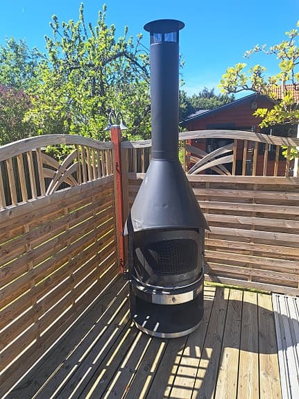 Utomhus eldstad / grill i stål med skorsten