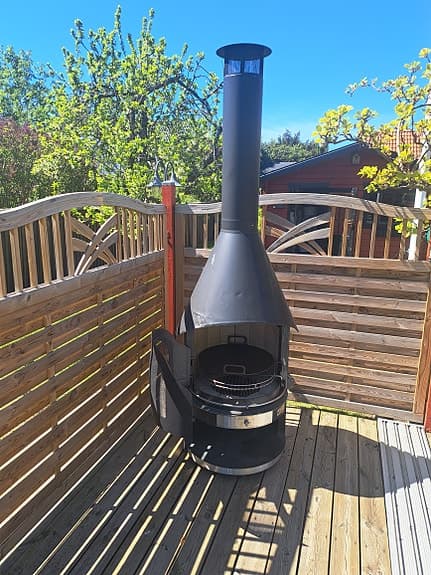 Utomhus eldstad / grill i stål med skorsten