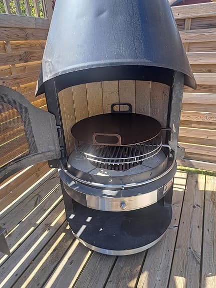Utomhus eldstad / grill i stål med skorsten