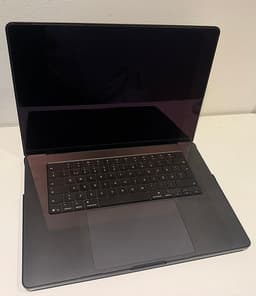 MacBook Pro 16” M5 Max 36GB / 2TB