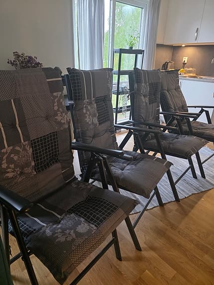 4 trädgårdsstolar med dynor / Fällbara stolar