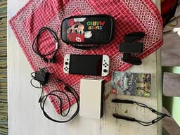 Nintendo Switch OLED vit spelkonsol med Super Mario-väska