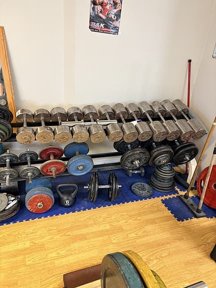 Styrketräningsutrustning hantlar, ställningar och strongman-redskap
