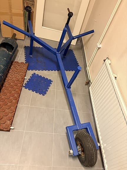 Styrketräningsutrustning hantlar, ställningar och strongman-redskap
