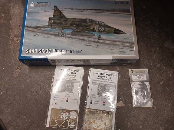 Italeri/Hasegawa flygplansmodeller Saab SK-37, JAS 39D och J35 Draken 1:48