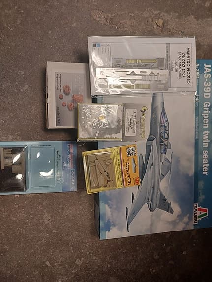 Italeri/Hasegawa flygplansmodeller Saab SK-37, JAS 39D och J35 Draken 1:48