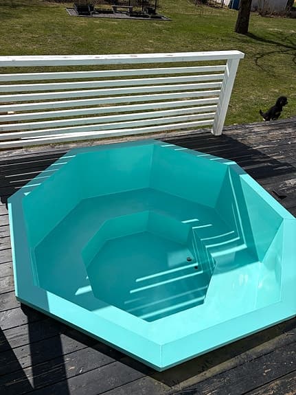 Åttakantig badtunna/pool i turkos med lock