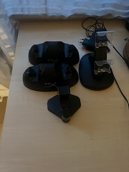 HyperX laddningsdockor och ställ för handkontroller svart