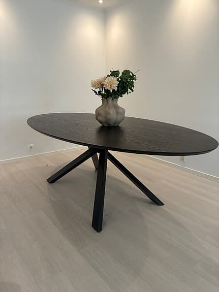 JÄTTE fint matbord bra pris som ny