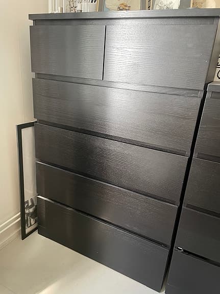 IKEA byrå med flera lådor svart
