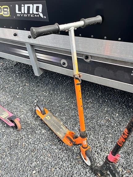 Orange sparkcykel med justerbart styre kickbike