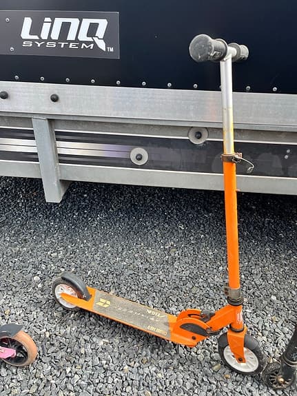 Orange sparkcykel med justerbart styre kickbike
