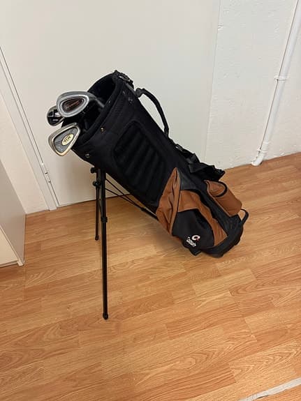 Golfbag med ställ och några klubbor svart/brun
