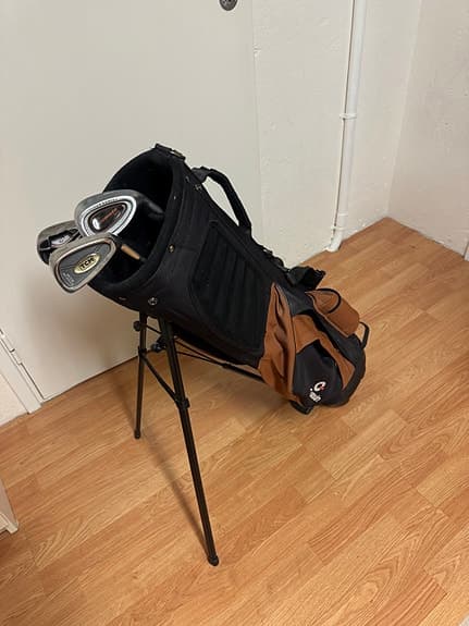 Golfbag med ställ och några klubbor svart/brun